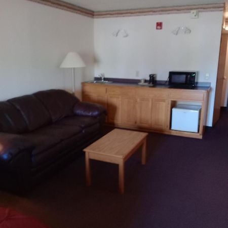 Fairbridge Inn & Suites Thorp Bagian luar foto