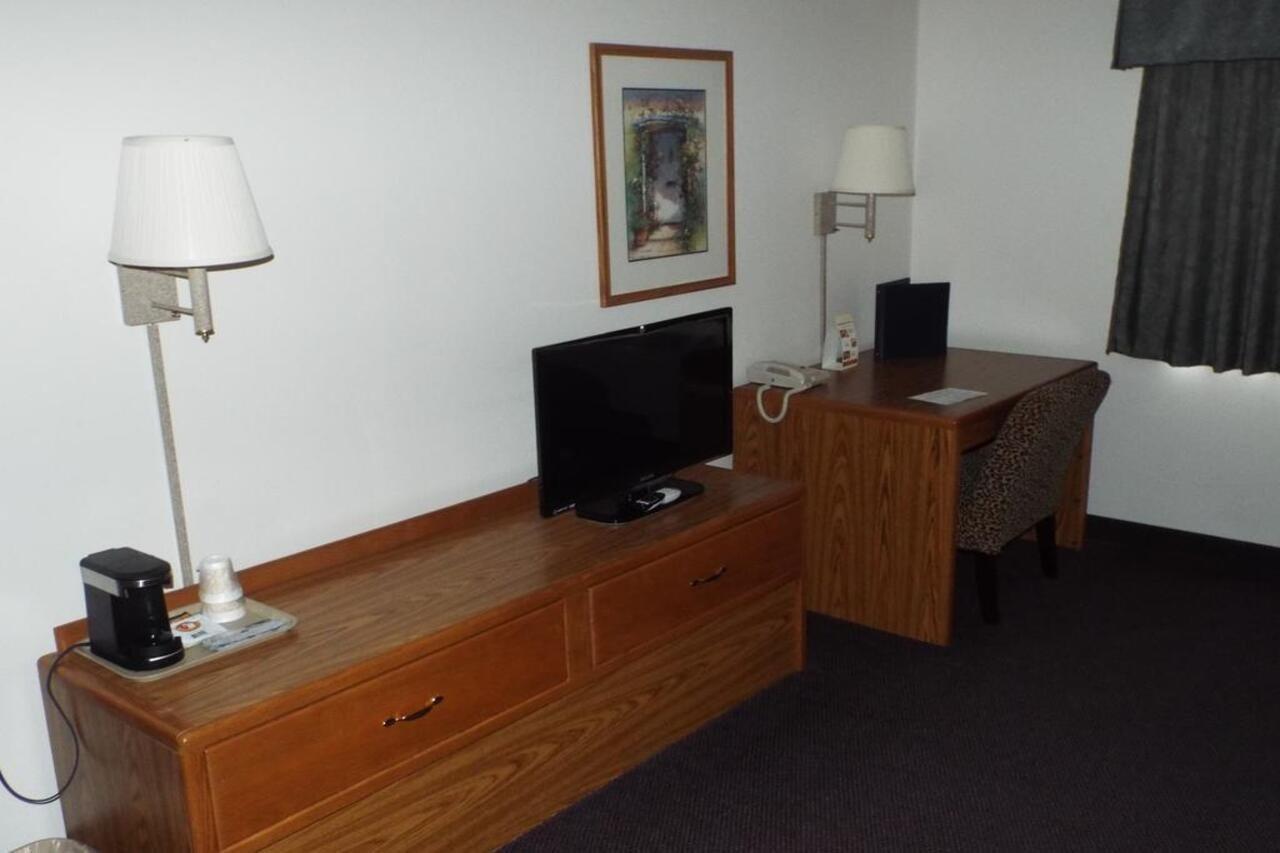 Fairbridge Inn & Suites Thorp Bagian luar foto