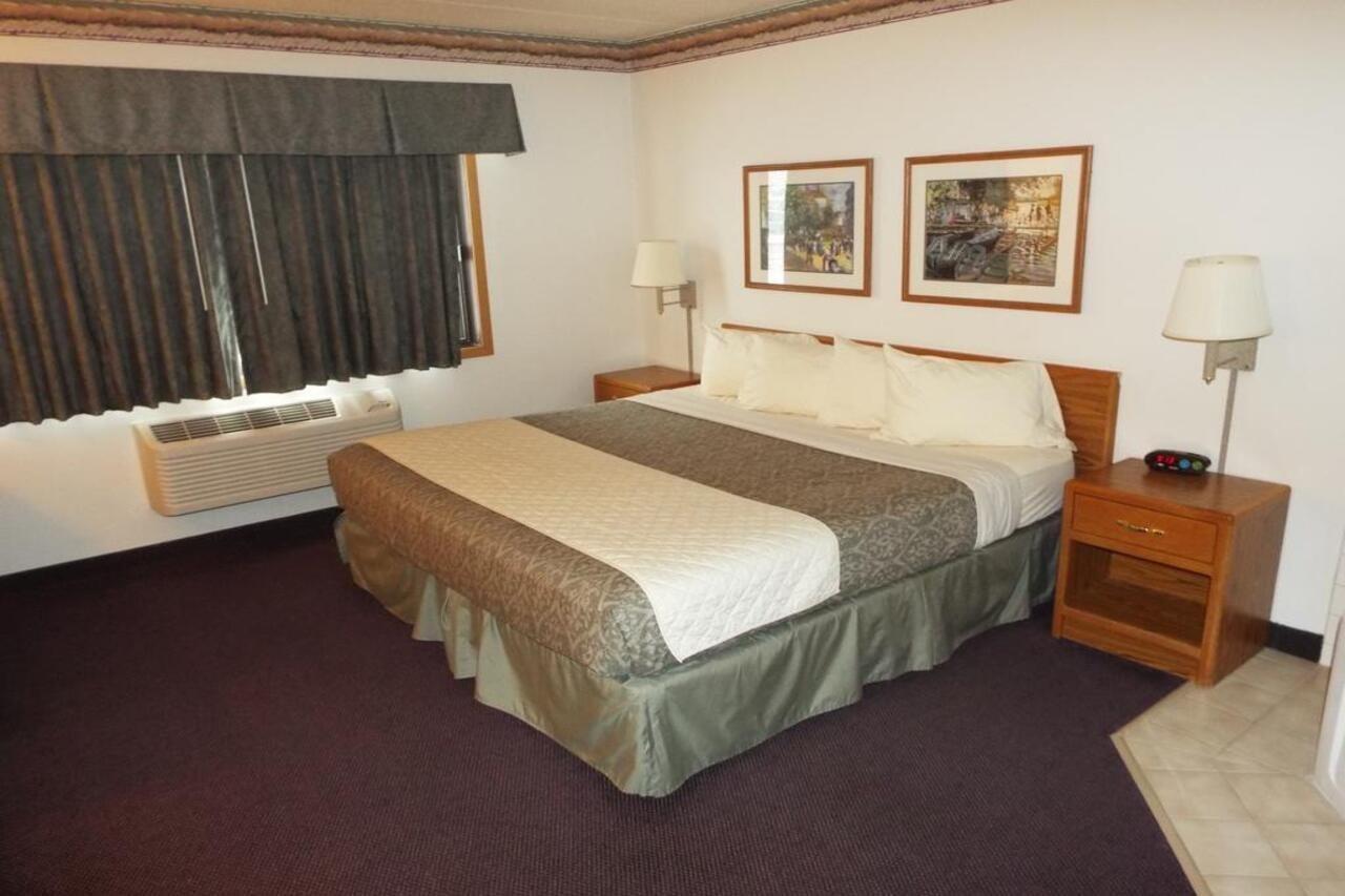 Fairbridge Inn & Suites Thorp Bagian luar foto