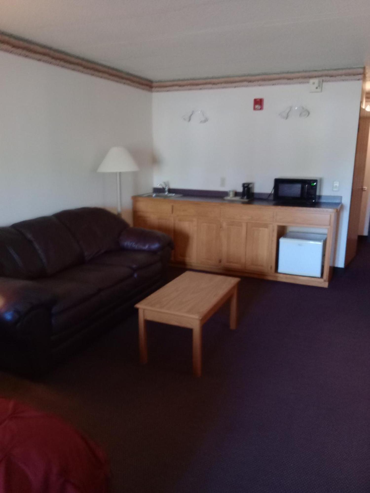 Fairbridge Inn & Suites Thorp Bagian luar foto
