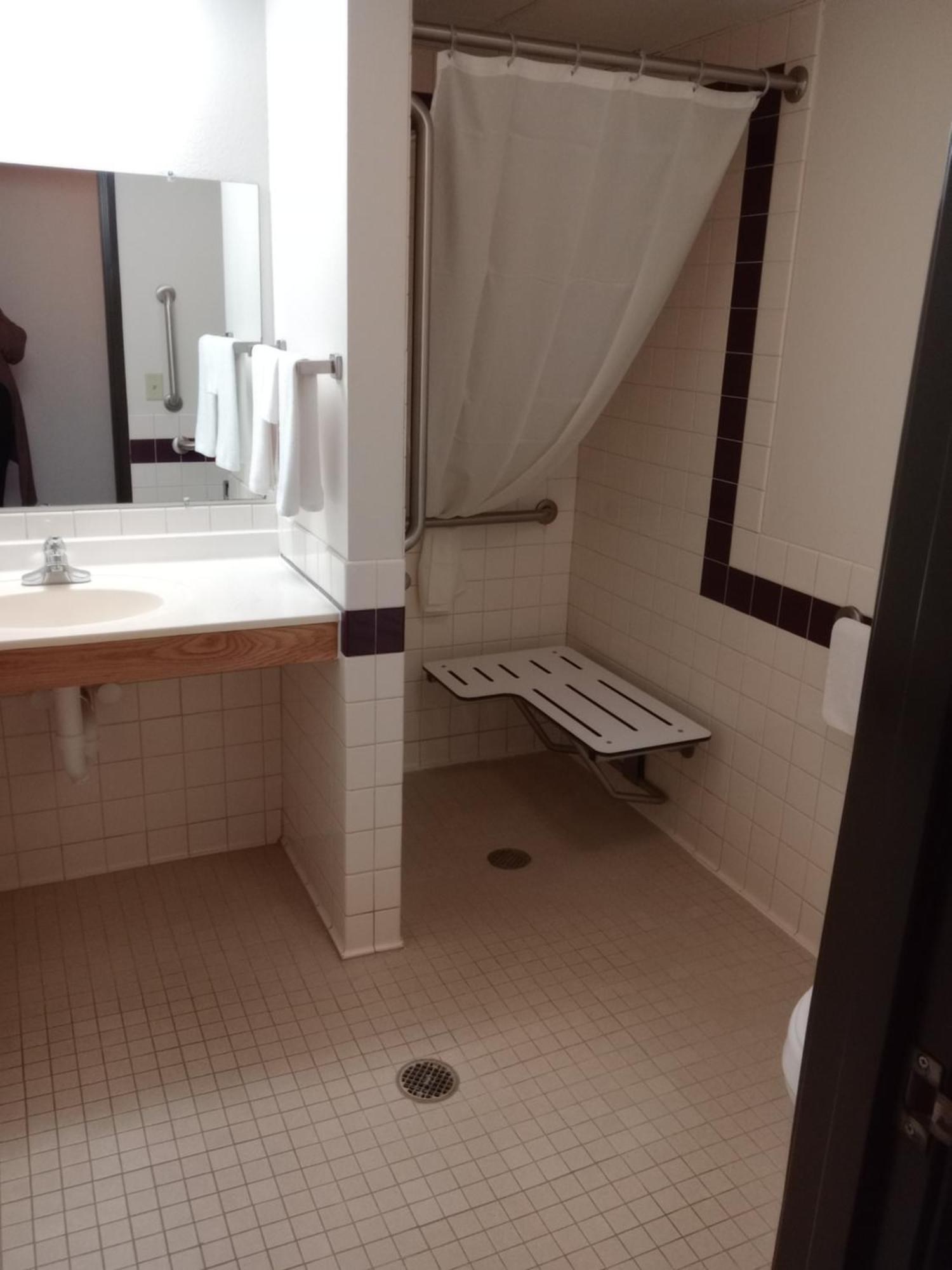 Fairbridge Inn & Suites Thorp Bagian luar foto