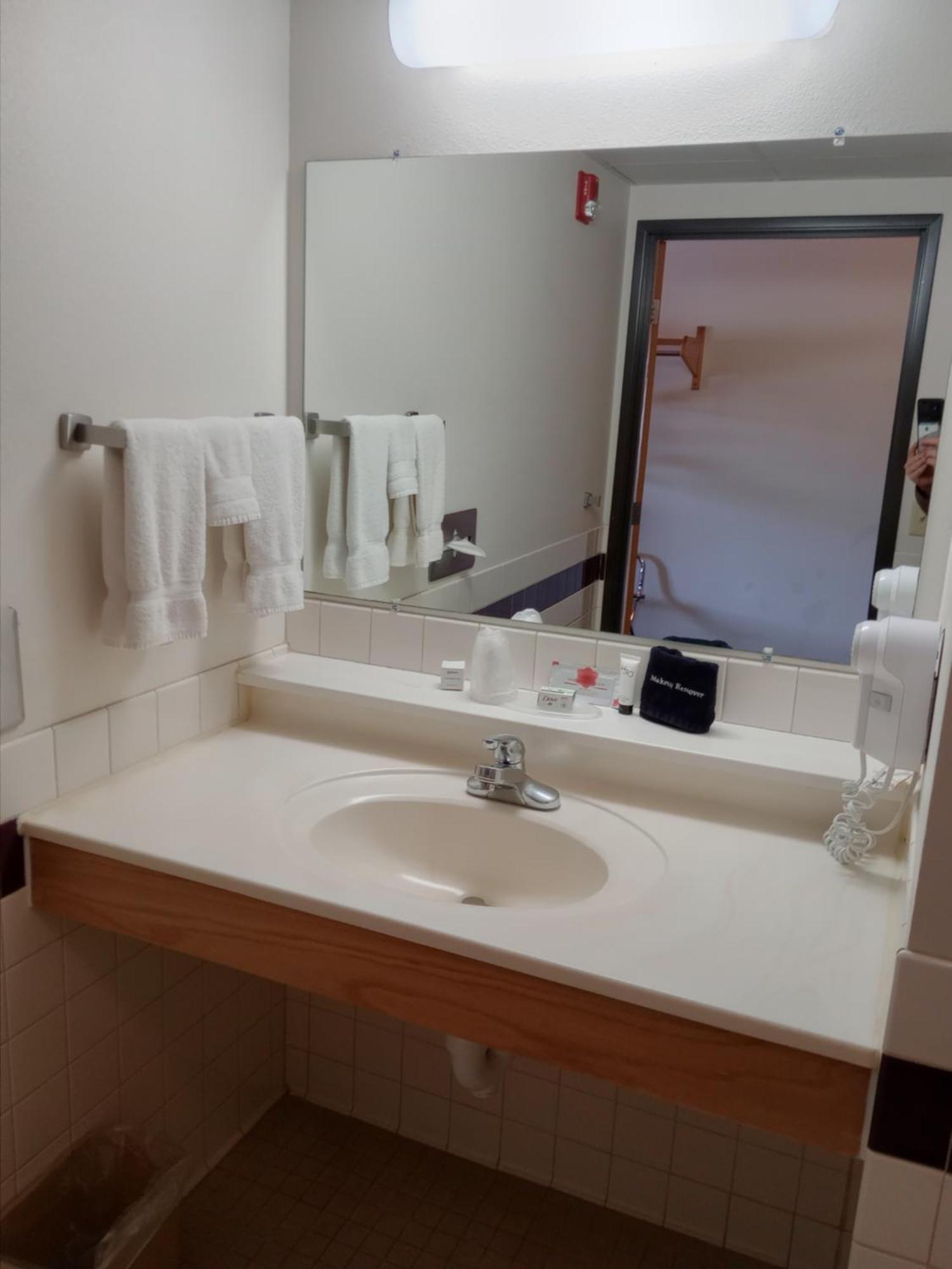 Fairbridge Inn & Suites Thorp Bagian luar foto