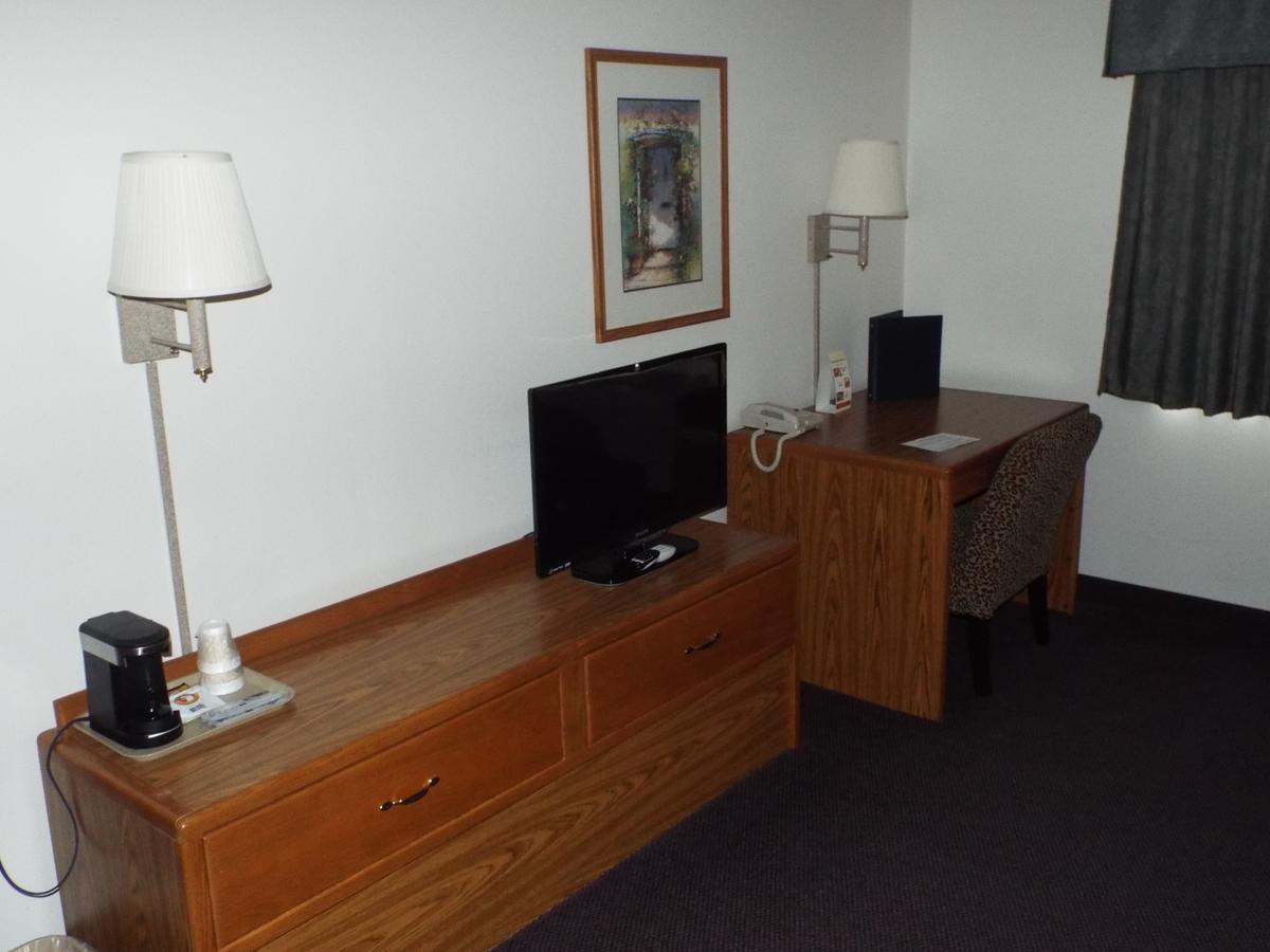 Fairbridge Inn & Suites Thorp Bagian luar foto
