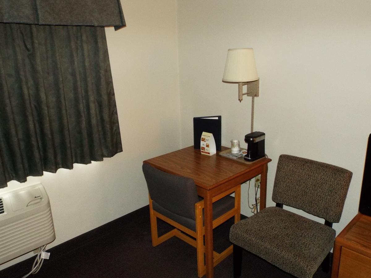 Fairbridge Inn & Suites Thorp Bagian luar foto