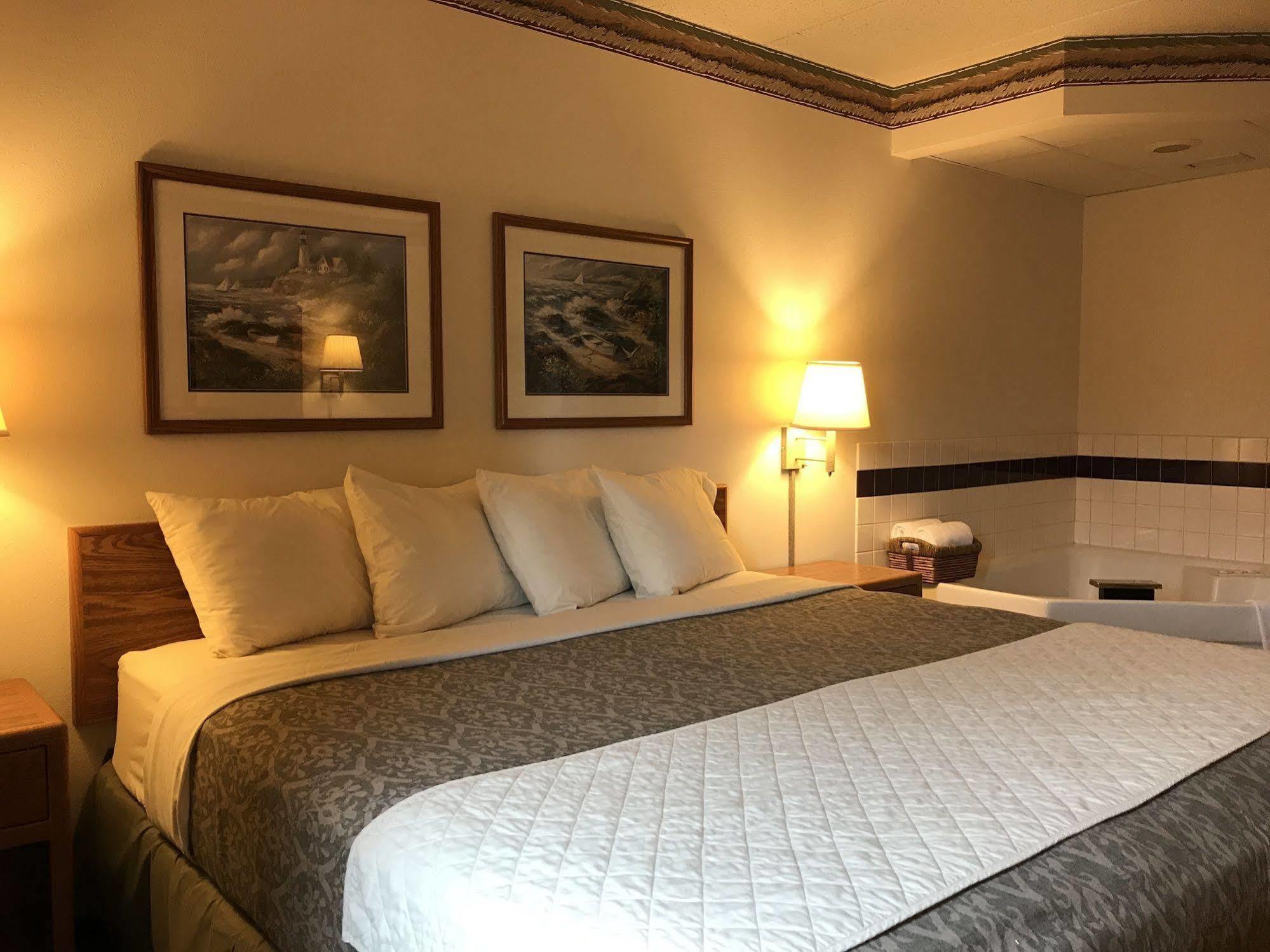 Fairbridge Inn & Suites Thorp Bagian luar foto