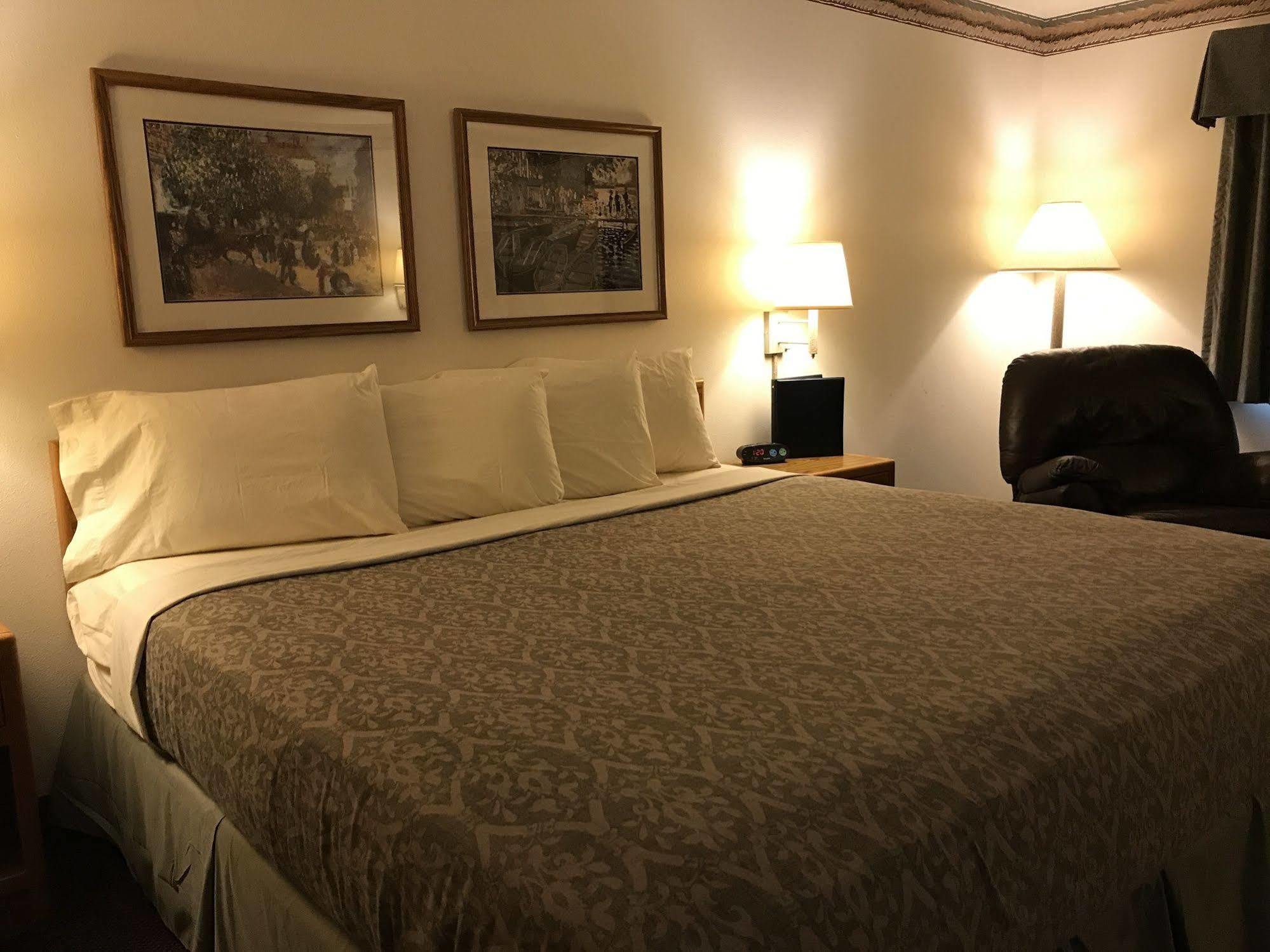 Fairbridge Inn & Suites Thorp Bagian luar foto