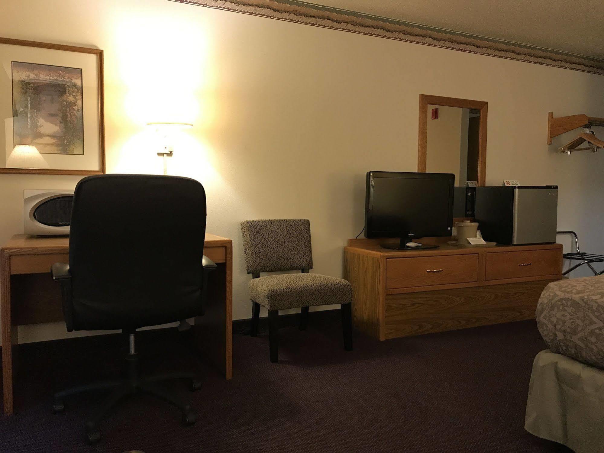 Fairbridge Inn & Suites Thorp Bagian luar foto
