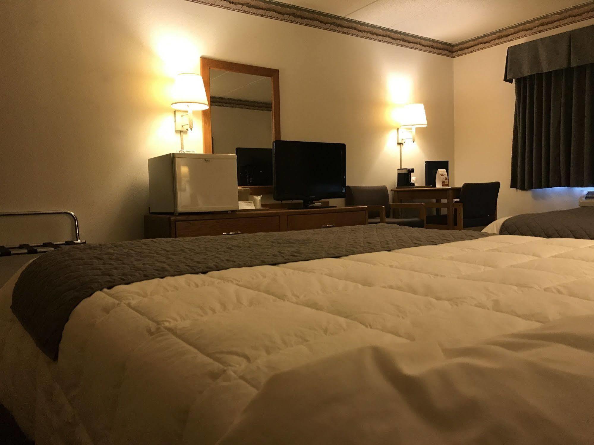 Fairbridge Inn & Suites Thorp Bagian luar foto