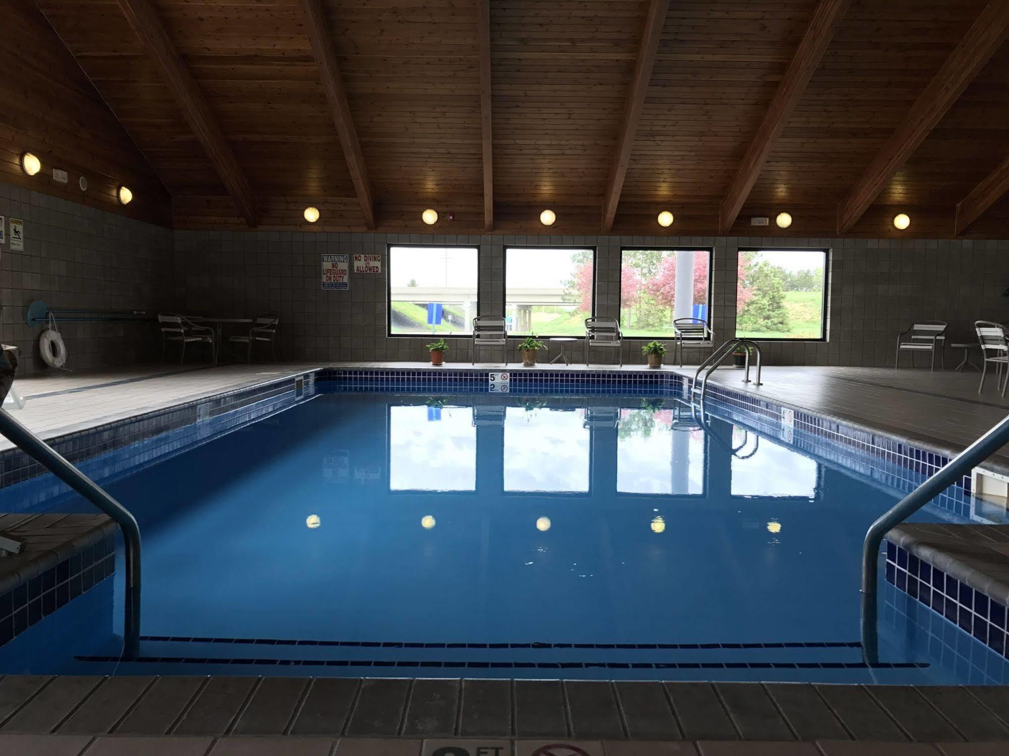 Fairbridge Inn & Suites Thorp Bagian luar foto