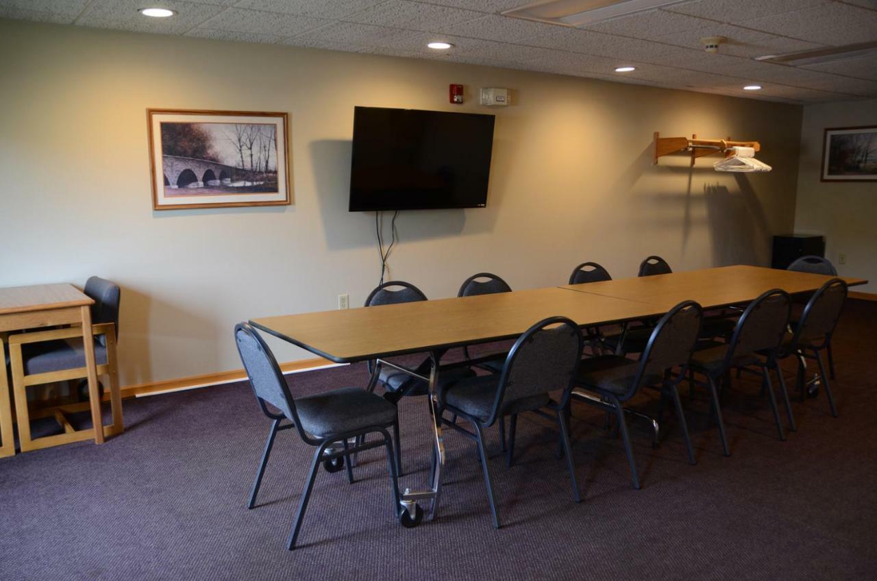 Fairbridge Inn & Suites Thorp Bagian luar foto